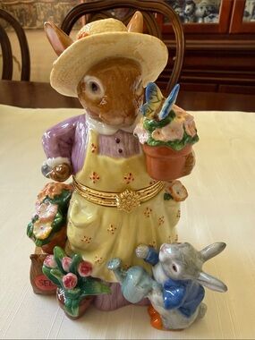 Vintage CWC Spring Mother & Child Bunny rabbit porcelain trinket box figurine